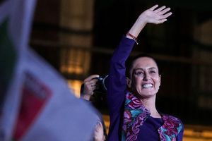 Claudia Sheinbaum salue ses supporters à Mexico dans la nuit de son élection.