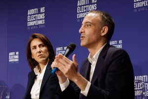 Valérie Hayer et Raphaël Glucksmann, le 18 avril lors d'une audition des principales têtes de liste aux prochaines élections européennes.