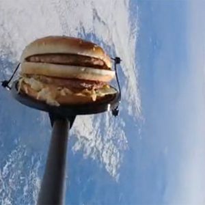 La version anglaise de cette vidéo TikTok d'un burger dans l'espace, signée du créateur de contenus français Antton Racca, a fait près de 224 millions de vues.