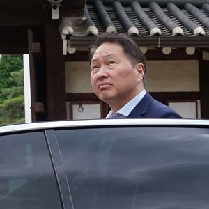 Chey Tae-won, le patron du conglomérat SK Group, vient d'être condamné à verser un milliard de dollars à son ex-épouse.