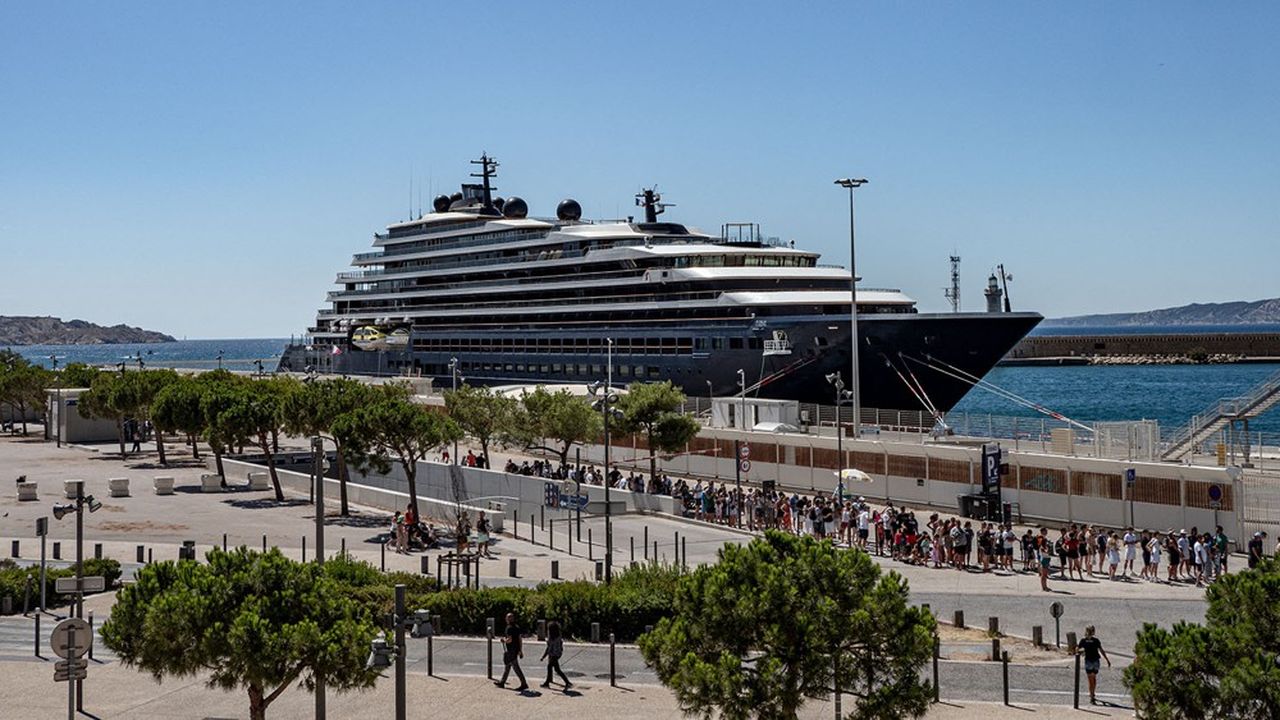 Le yacht Evrima, de l'enseigne Ritz-Carlton, peut accueillir jusqu'à 298 passagers.