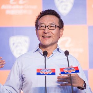 Joe Tsai est le président (chairman) du groupe Alibaba. Il fait partie des cofondateurs historiques.