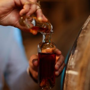 Sur son exercice 2023-2024, clos fin mars, le groupe de spiritueux a vu sa rentabilité plonger, malmené par la chute des ventes de cognac.