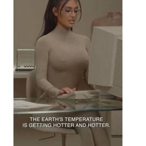 Dans un clip publicitaire pour sa marque Skims, Kim Kardashian utilise l'écologie pour vendre des soutien-gorge « avec un téton intégré ».