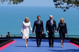 Les présidents Macron et Biden ont participé, chacun avec leur épouse, à la cérémonie de commémoration du Débarquement, le 6 juin à Colleville-sur-Mer.