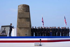 Emmanuel Macron a assisté à plusieurs cérémonies ce jeudi pour les commémorations du 80e anniversaire du Débarquement en Normandie, dont ici à Omaha Beach (Calvados) en présence d'une vingtaine de chefs d'Etat et de gouvernement.