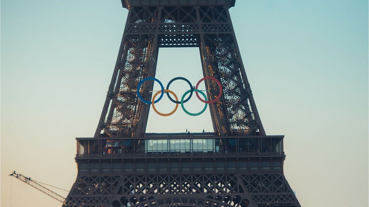 Les anneaux olympiques, installés dans la nuit du 6 au 7 juin 2024, seront observables depuis le Trocadéro.