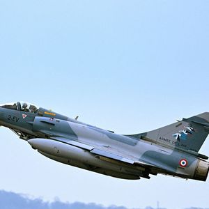 Un Mirage 2000-5 décolle de la base aérienne 116 de Luxeuil-Saint-Sauveur (Haute-Saône) de l'armée de l'air française.