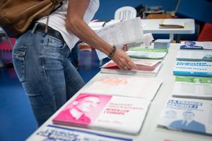 Alors que les bureaux de vote ont ouvert ce dimanche à 08h en France métropolitaine, le vote a déjà commencé hier soir en Outre-mer (ci-dessus un bureau de vote en Nouvelle-Calédonie).