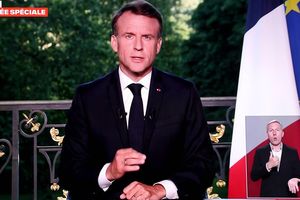 Emmanuel Macron lors de son allocation télévisée du dimanche 9 juin 2024, une heure après l'annonce des résultats aux élections européennes.