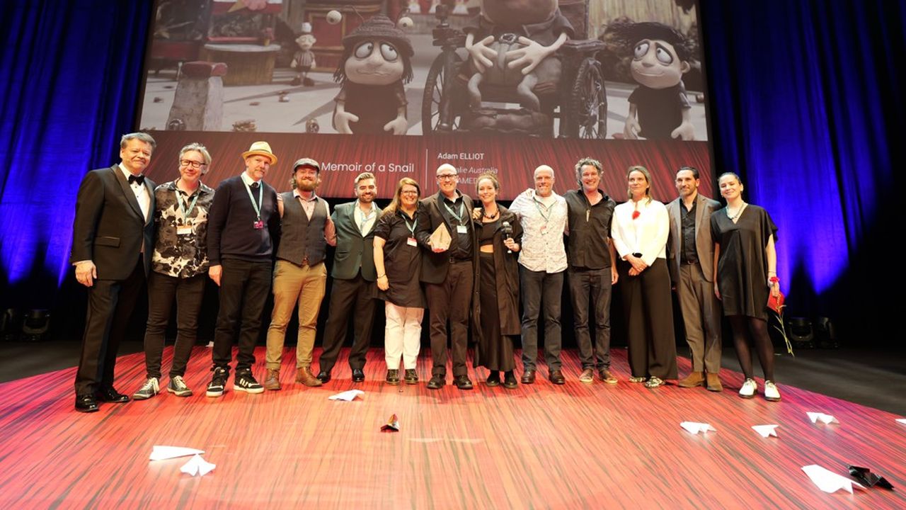 L'équipe de  Memoir of A Snail  d'Adam Elliot lors de la cérémonie de clôture du festival du film d'animation d'Annecy.