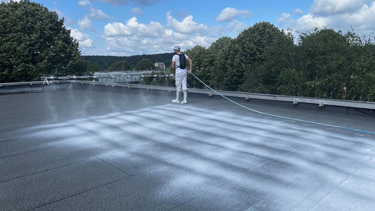 Le toit de l'usine JR Automation, à Besançon, a été recouvert d'une peinture blanche écologique et temporaire développée par la société Avatix.