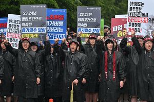 Des grévistes de Samsung Electronics devant l'usine de Hwaseong, lundi 8 juillet 2024.