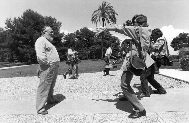 Sergio Leone devant les photographes au Festival de Cannes en 1984, l'année de sortie de « Il était une fois en Amérique ».