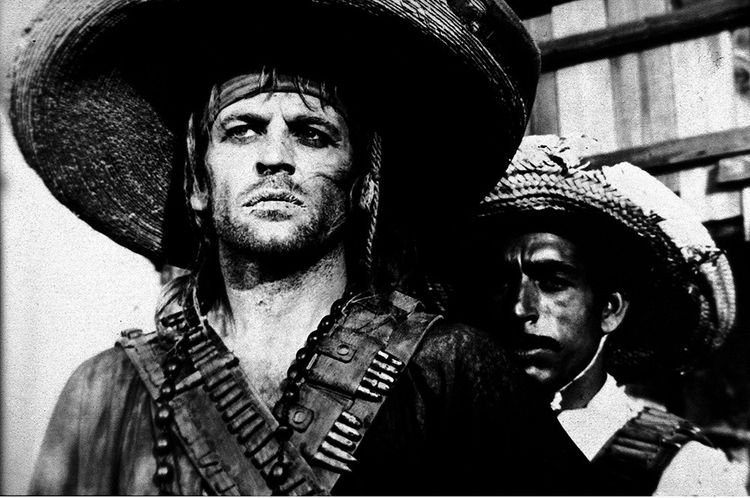 Klaus Kinski dans « El Chuncho » (1966) de Damiano Damiani. Le premier et l'un des plus fameux westerns zapatistes, où l'on voit les personnages se muer en révolutionnaires.