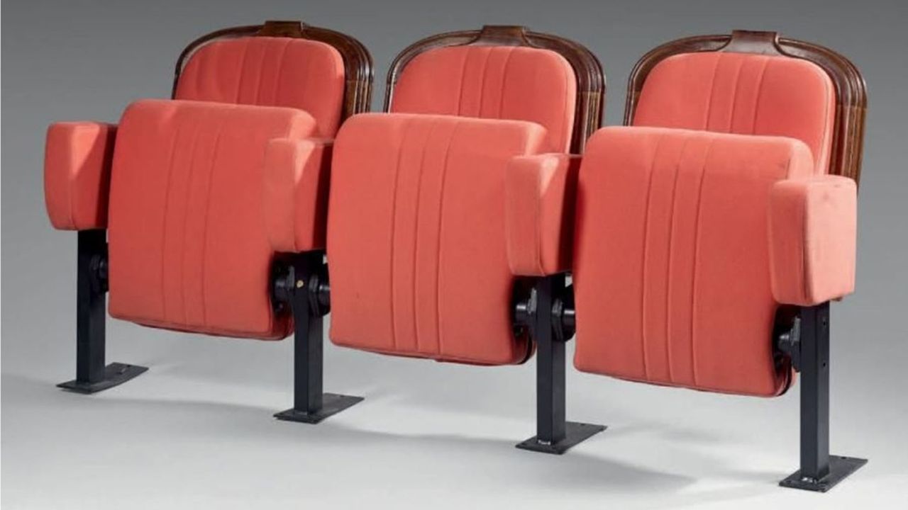 Trois fauteuils provenant de l'ncienne salle de cinéma de la première plateforme de la Tour EiffelLucien Paris