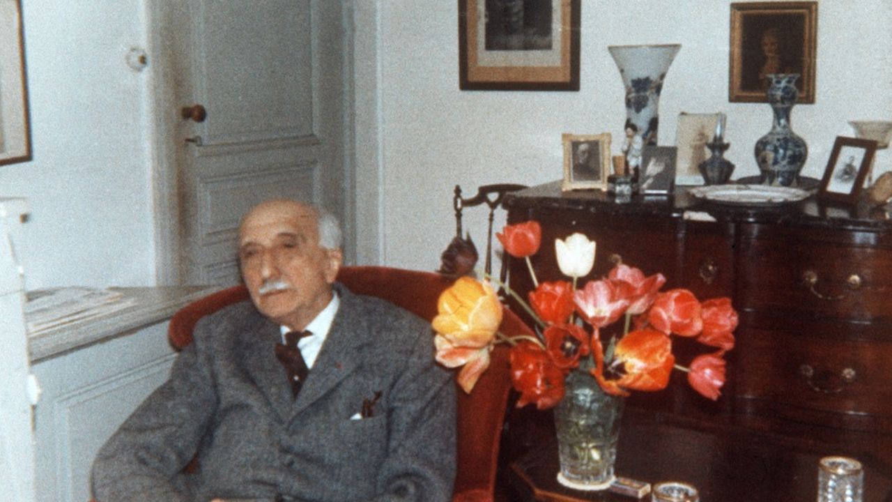 Photo non datée de l'écrivain français François Mauriac (1885-1970) dans son appartement à Paris.