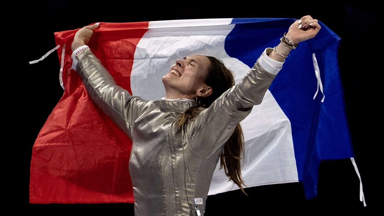 Manon Apithy-Brunet célèbre son titre olympique au sabre individuel, le 29 juillet 2024, au Grand Palais à Paris.