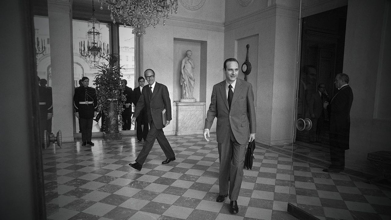 Le Premier Ministre Jacques Chirac quitte le Palais de l'Elysée sous les yeux du Président de la République Valéry Giscard d'Estaing, le 19 juin 1974.