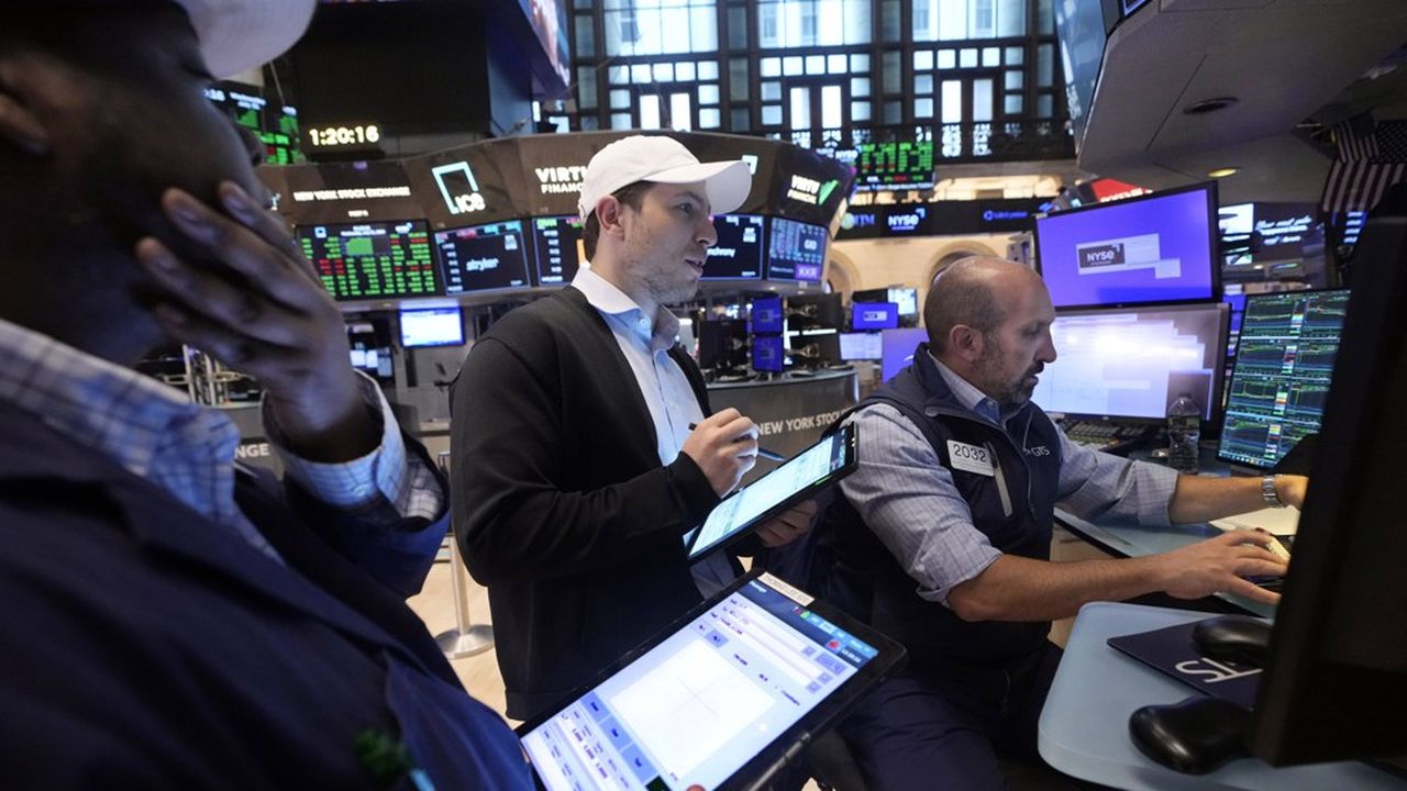 Wall Street frissonne après la décision de la Fed de maintenir des taux élevés