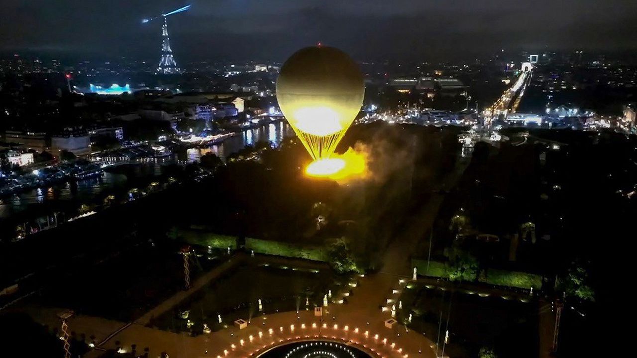 La vasque olympique s'élève à 60 mètres dans le ciel parisien chaque soir.