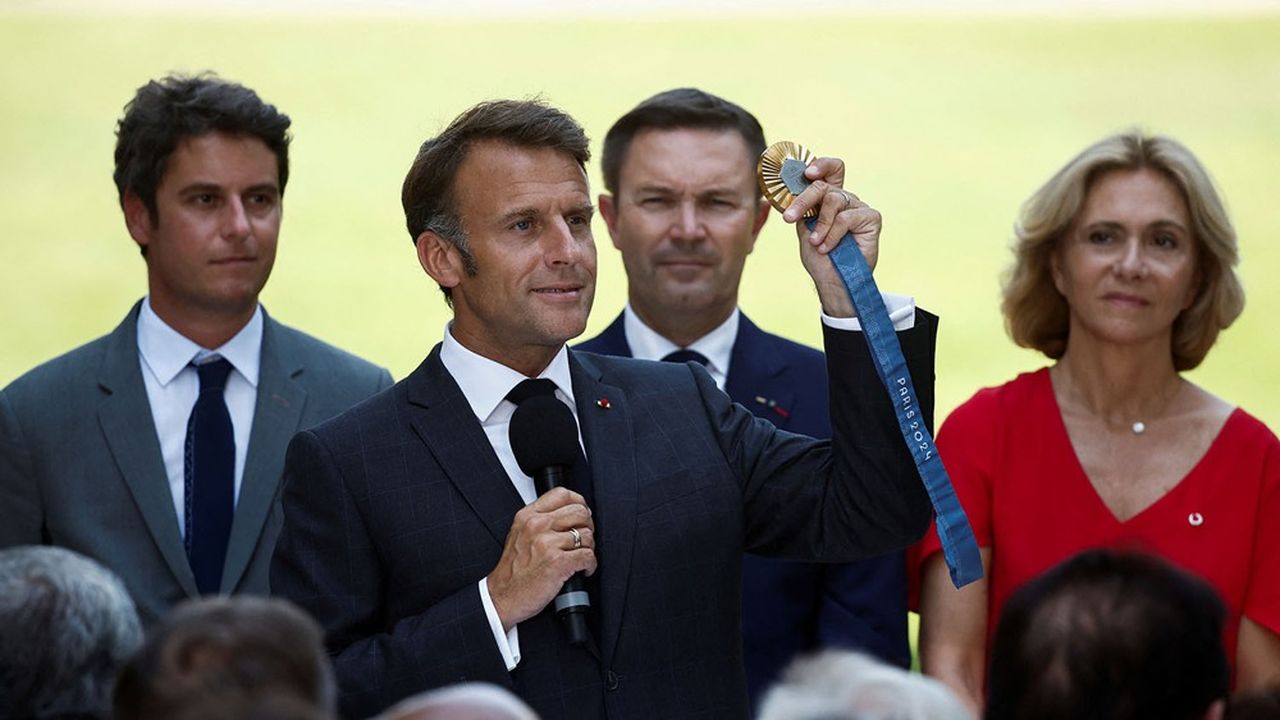 Emmanuel Macron a reçu ce lundi dans les jardins de l'Elysée les professionnels qui ont participé à l'organisation des JO de Paris 2024.