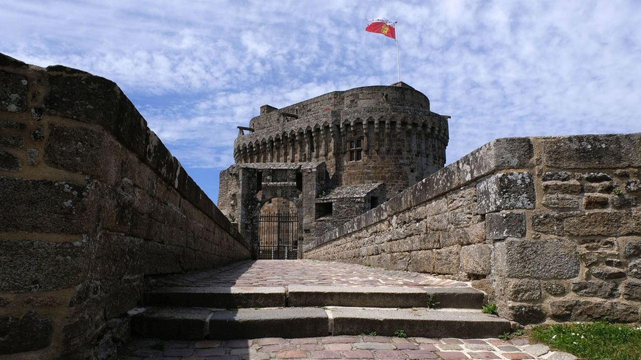 Le château et la tour des ducs de Bretagne à Dinan.