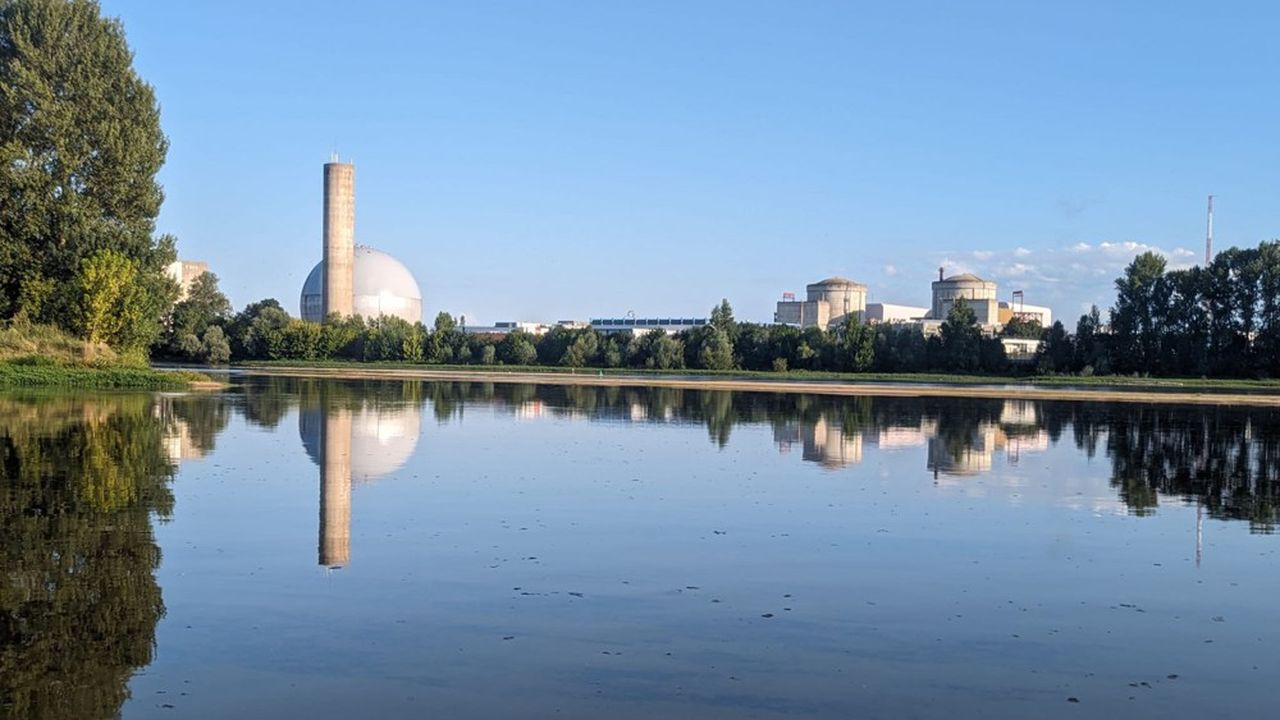 La centrale de Chinon, vue de la Loire.