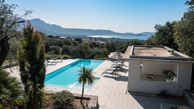 La villa est érigée sur un vaste terrain paysager d'environ 4.700 m² comprenant une piscine chauffée, à débordement avec son pool house.