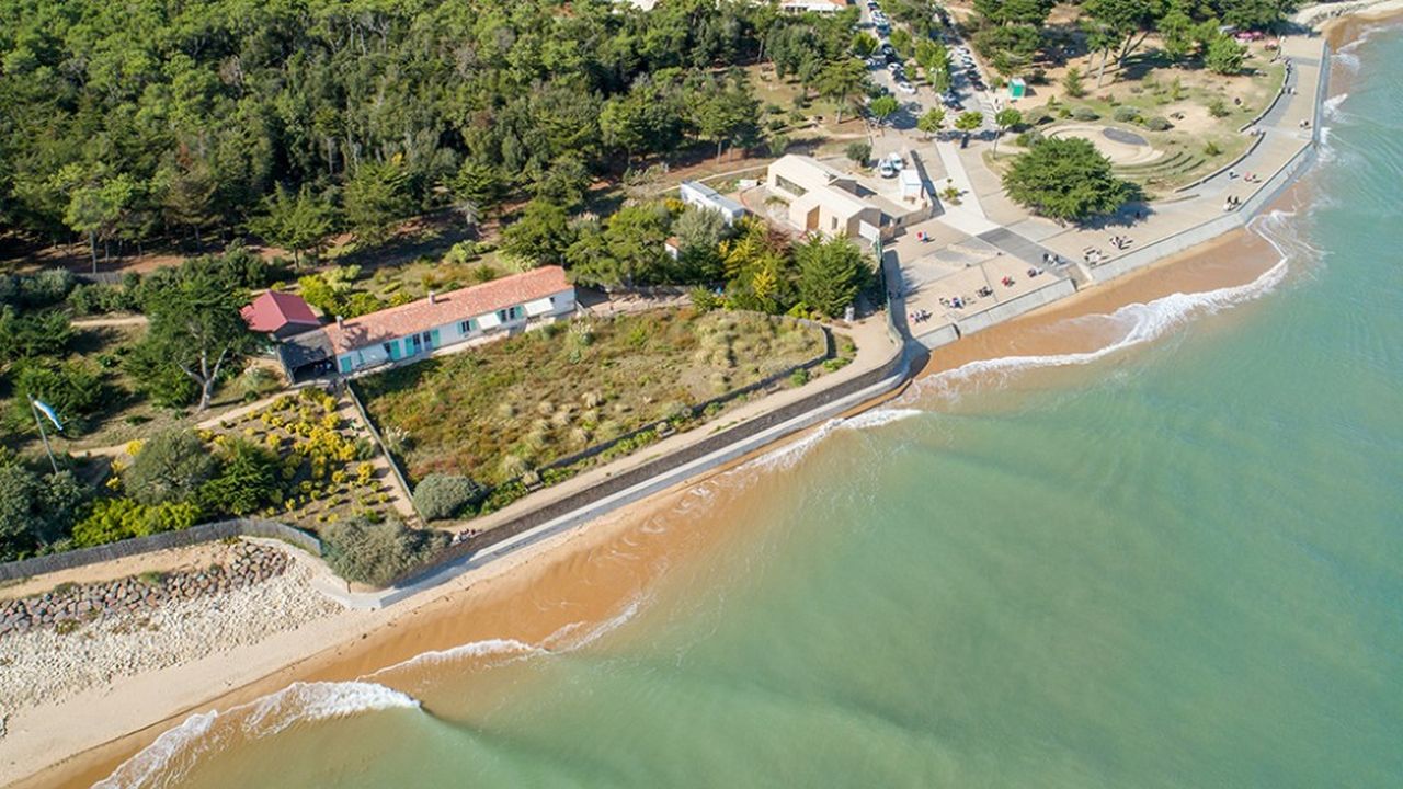 La maison de Clemenceau à Saint-Vincent-sur-Jard et son esplanade sont défendues contre la mer par un ouvrage public.