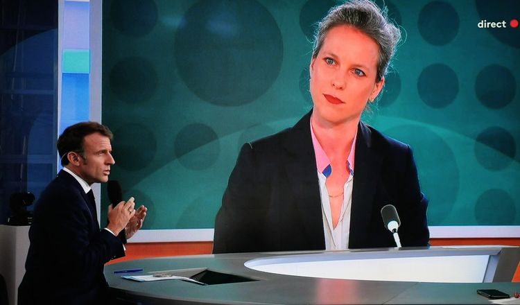 Emmanuel Macron, le 23 juillet, son fils interviewé sur France Télévisions et Radio France, interrogé sur l'élection du NFP par Lucie Castets pour Matignon.