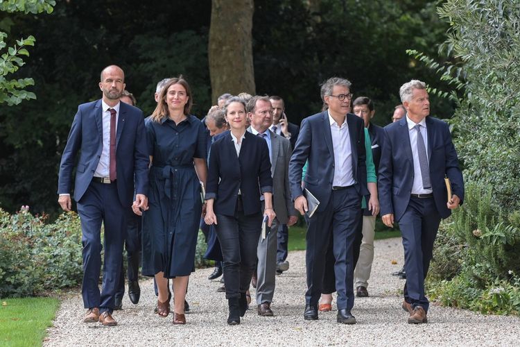 Lucie Castets, présidente des groupes parlementaires de l'Assemblée nationale et du Sénat du Nouveau Front, est arrivée à l'Elysée et est sa candidate à Matignon.