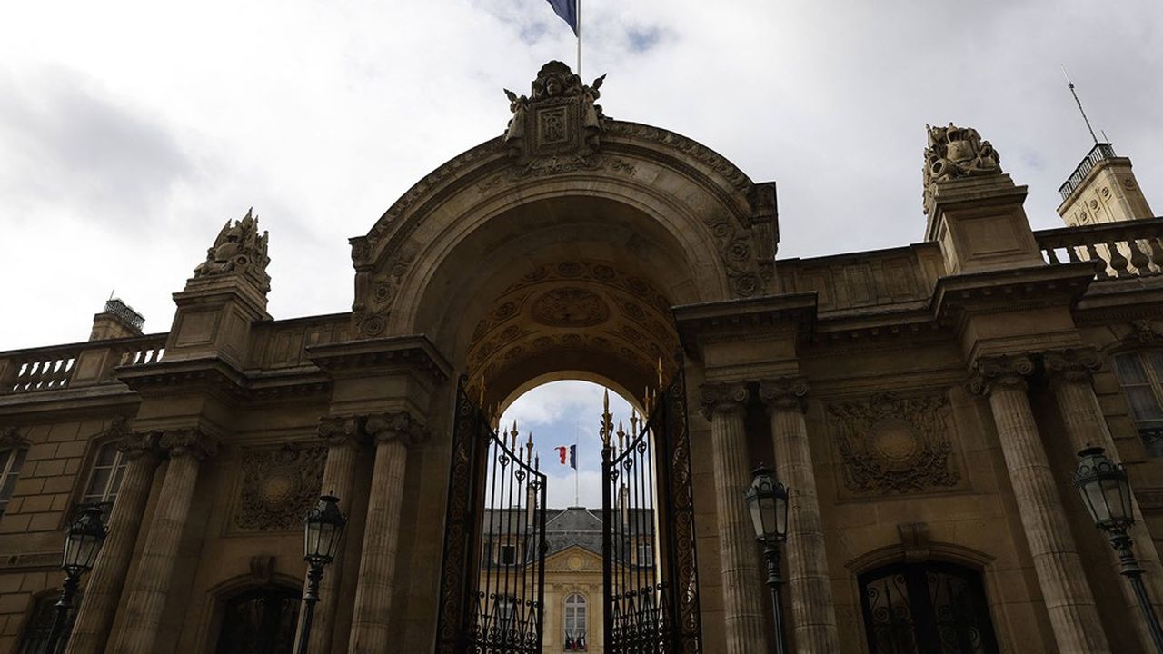 Consultations, consultations… Emmanuel Macron a poursuivi ses échanges ce lundi. Huit semaines après les élections législatives, il n'a toujours pas nommé de nouveau Premier ministre, mais l'Elysée assure que la situation pourrait se déboucler dans la semaine.