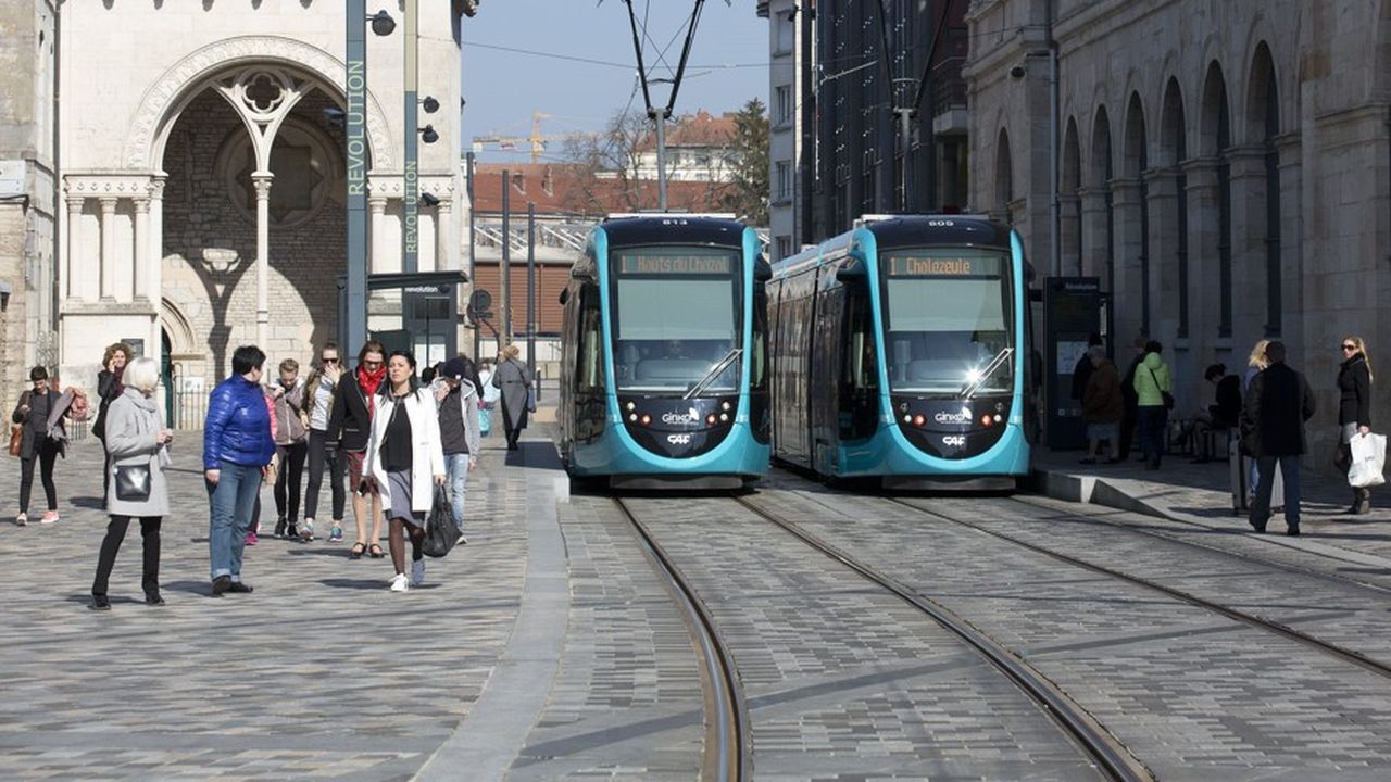 A Besançon (Doubs), deux lignes de tramway équipées de petites rames circulent depuis 2014. Cinq nouvelles rames seront mises en service à partir de fin 2025 pour augmenter les capacités du réseau.