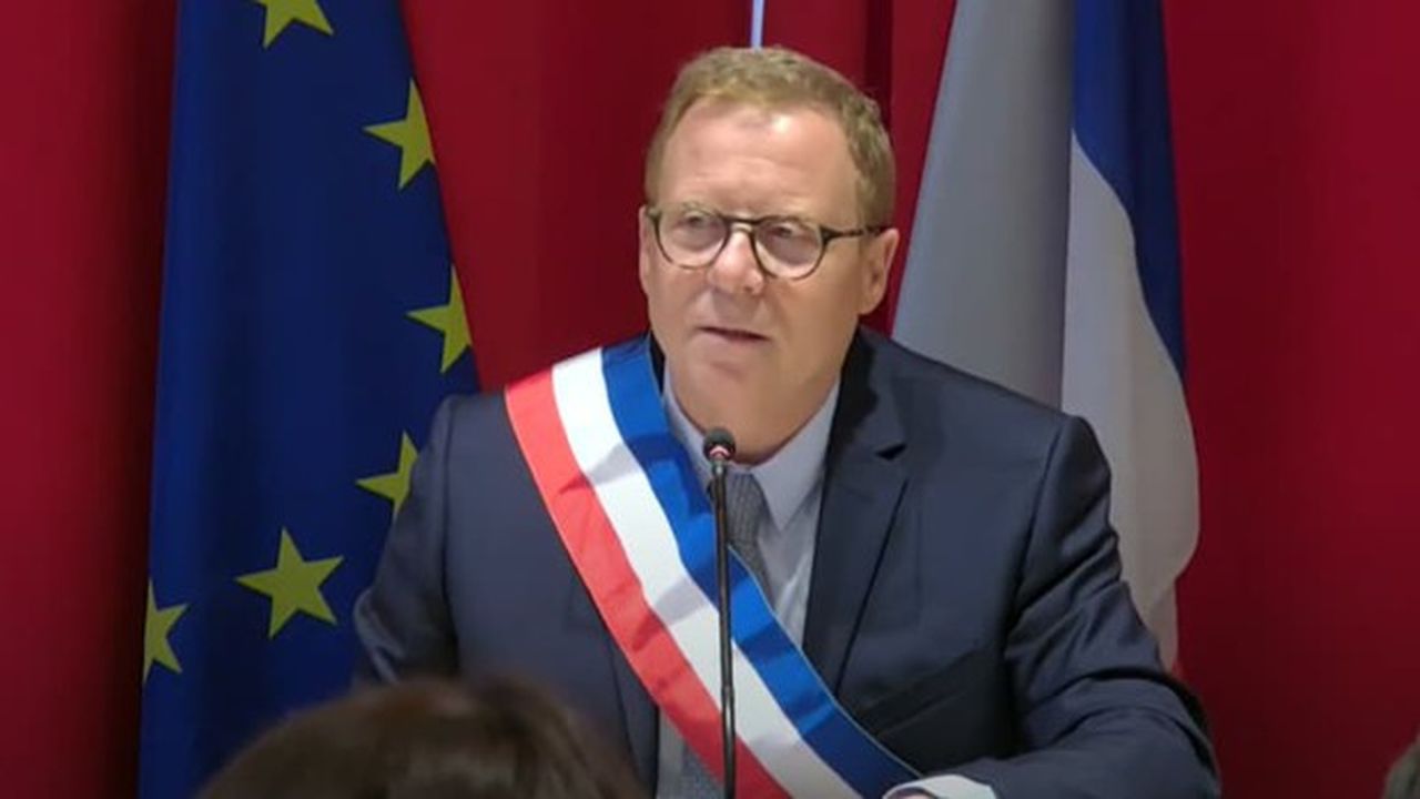 La majorité municipale a élu Pierre-Michel Delecroix pour administrer la commune de plus de 75.000 habitants.