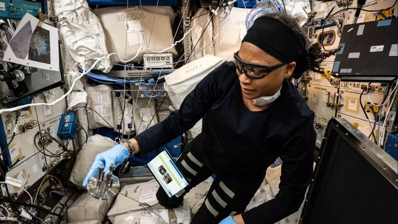 L'astronaute Jeanette Epps récupère le premier échantillon conçu par l'imprimante 3D métallique.