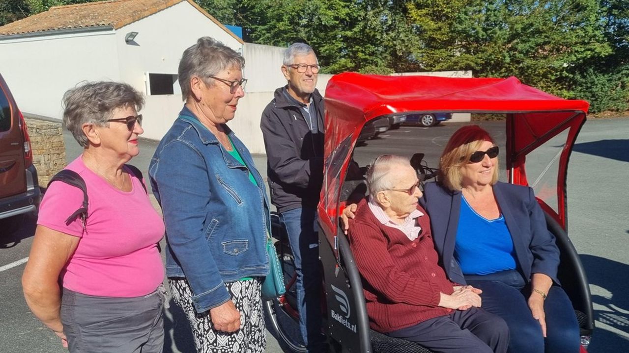 Balade inaugurale du triporteur avec Patricia Lejeune, adjointe en charge du handicap, aux côtés d'une résidente centenaire d'une maison de retraite de la Roche-sur-Yon.