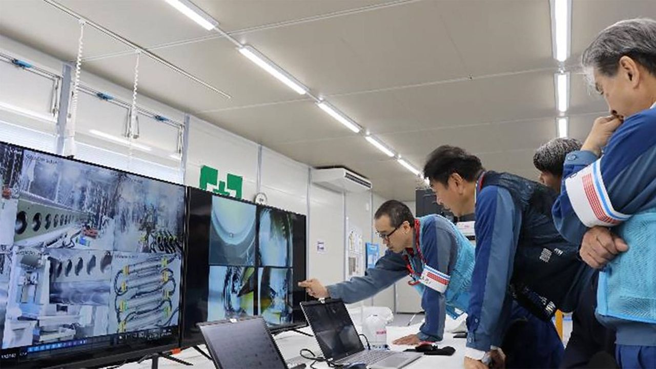 Les ingénieurs espèrent remonter, dans les deux prochaines semaines, trois grammes de ce  magma  pour l'analyser dans un laboratoire d'une préfecture voisine et préparer des travaux à plus grande échelle (photo : lundi 9 septembre 2024, dans la centrale de Fukushima).