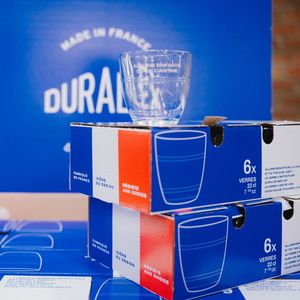 Comme un symbole de son renouveau, Duralex s'est associé à l'entreprise Le Slip français pour lancer un pack collector de six verres « Le Gigogne ».