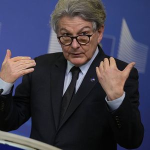 Définitivement adopté en 2023 et poussé par Thierry Breton - qui vient de quitter la Commission européenne -, le Chips Act avait fini par convaincre Intel de bâtir de nouvelles installations.