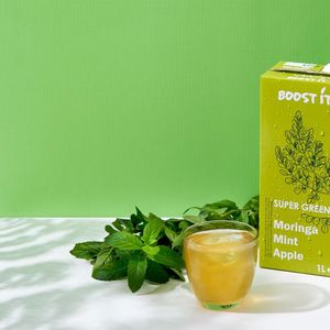 Connue pour ses propriétés anti-inflammatoires et antioxydantes, la plante moringa a été transformée en jus.