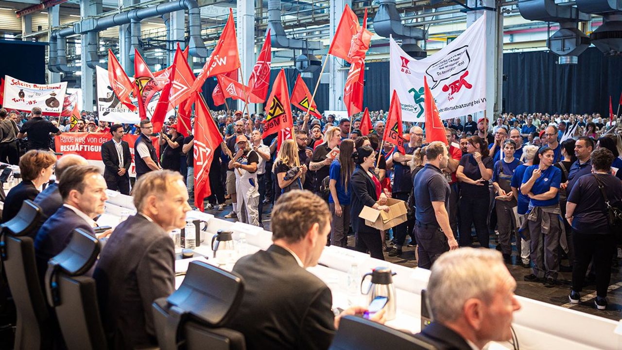 Le 4 septembre, la direction du groupe fait face aux salariés du groupe à Wolfsburg, 48 heures après avoir annoncé qu'elle préparait des mesures sans précédent de réduction d'emplois.