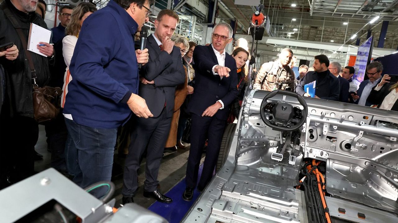 Le patron de Stellantis, Carlos Tavares (à droite), a détaillé au nouveau ministre de l'Industrie, Marc Ferracci, comment est produite la nouvelle e-3008, lors de sa visite à Sochaux, ce jeudi.