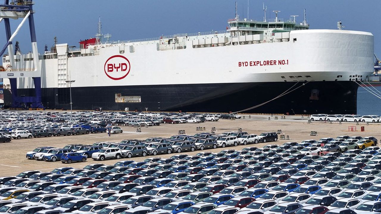 Un bateau du groupe automobile BYD, BYD Explorer 1, charge des voitures pour l'exportation dans le port de Yantai, province de Shandong, Chine, le 5 juillet 2024.