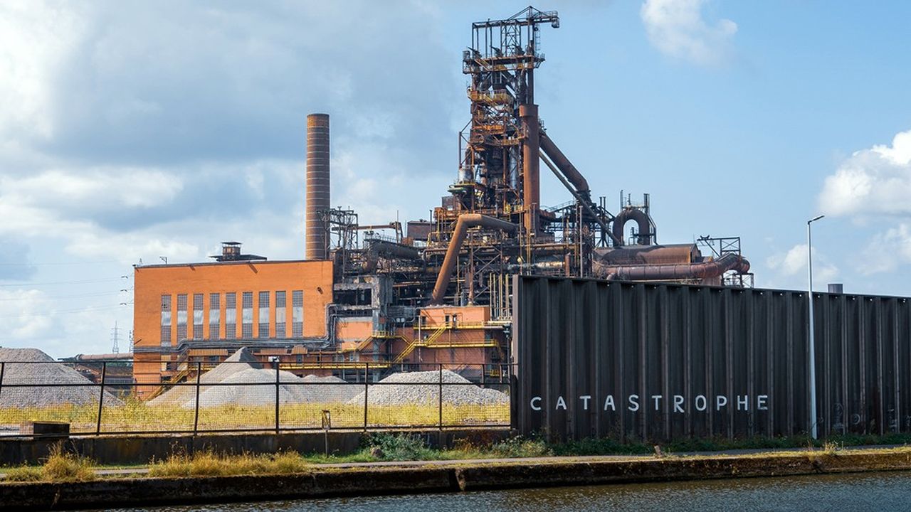 Au bord de la Sambre, une usine témoigne que, jusqu'au milieu du XXe siècle, Charleroi et la Wallonie ont été des fleurons industriels.