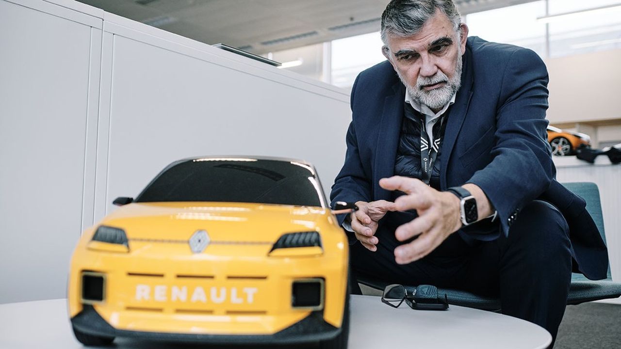 Gilles Le Borgne, ex-directeur de l'ingénierie du groupe Renault, avec un petit modèle de la nouvelle R5 électrique.