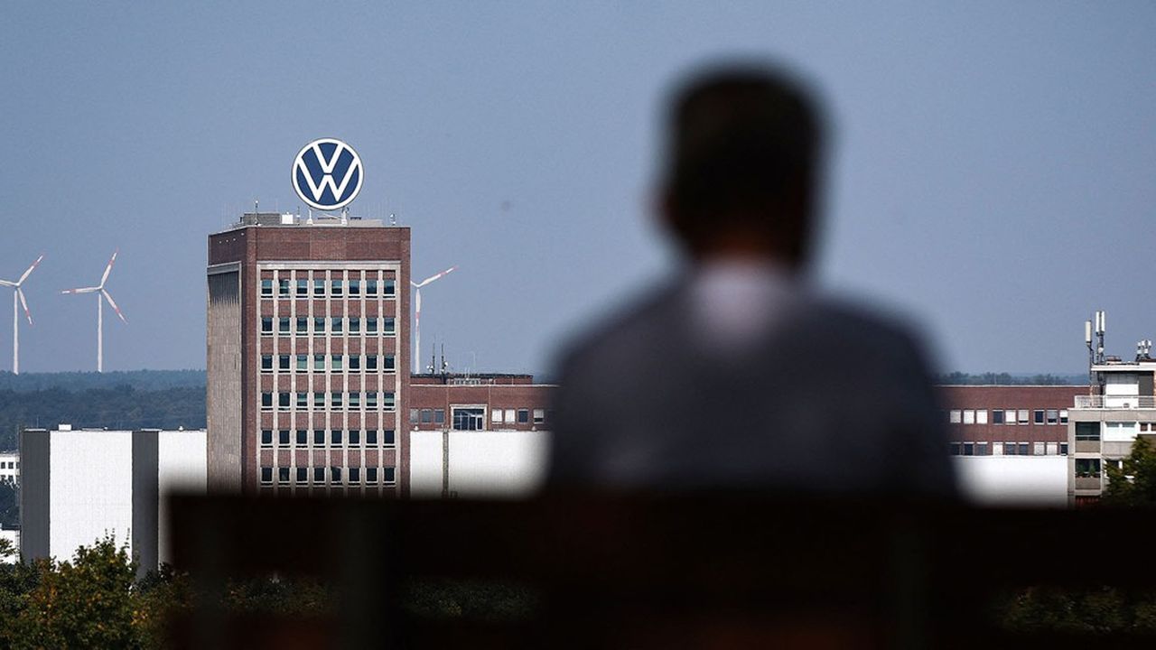 Volkswagen, qui emploie 120.000 personnes en Allemagne, a provoqué un tremblement de terre outre-Rhin, en estimant que la situation allait imposer de fermer deux usines dans le pays (en photo, son siège de Wolfsburg).