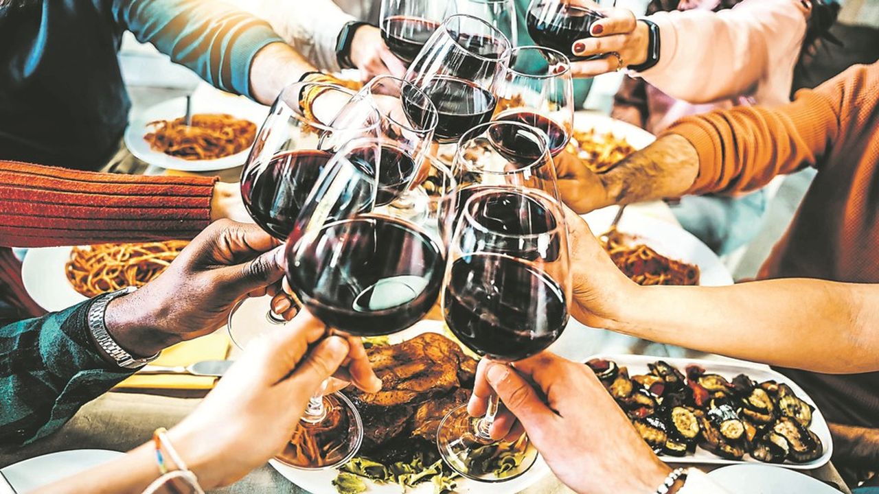 De toutes les boissons alcoolisées, c'est le vin qui a connu la plus forte baisse de consommation dans le monde depuis 2019.