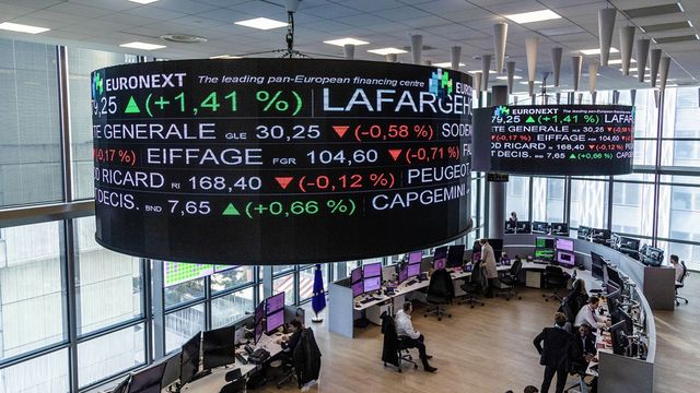 Pourquoi le CAC 40 résiste quand la France s'enfonce dans la crise politique