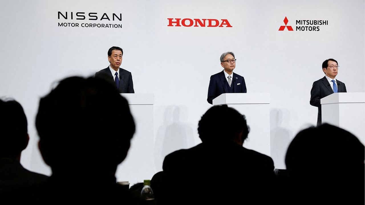 Makoto Uchida, PDG de Nissan, et ses homologues à la tête de Honda, Toshihiro Mibe, et de Mitsubishi, Takao Kato, ont confirmé lundi travailler à une fusion.